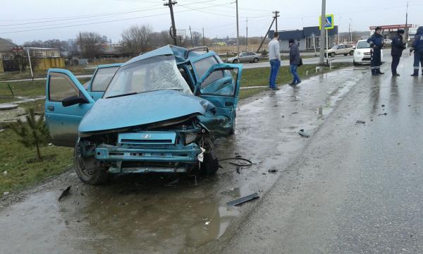 В Изобильном в столкновении легковушки и тягача погибли два человека